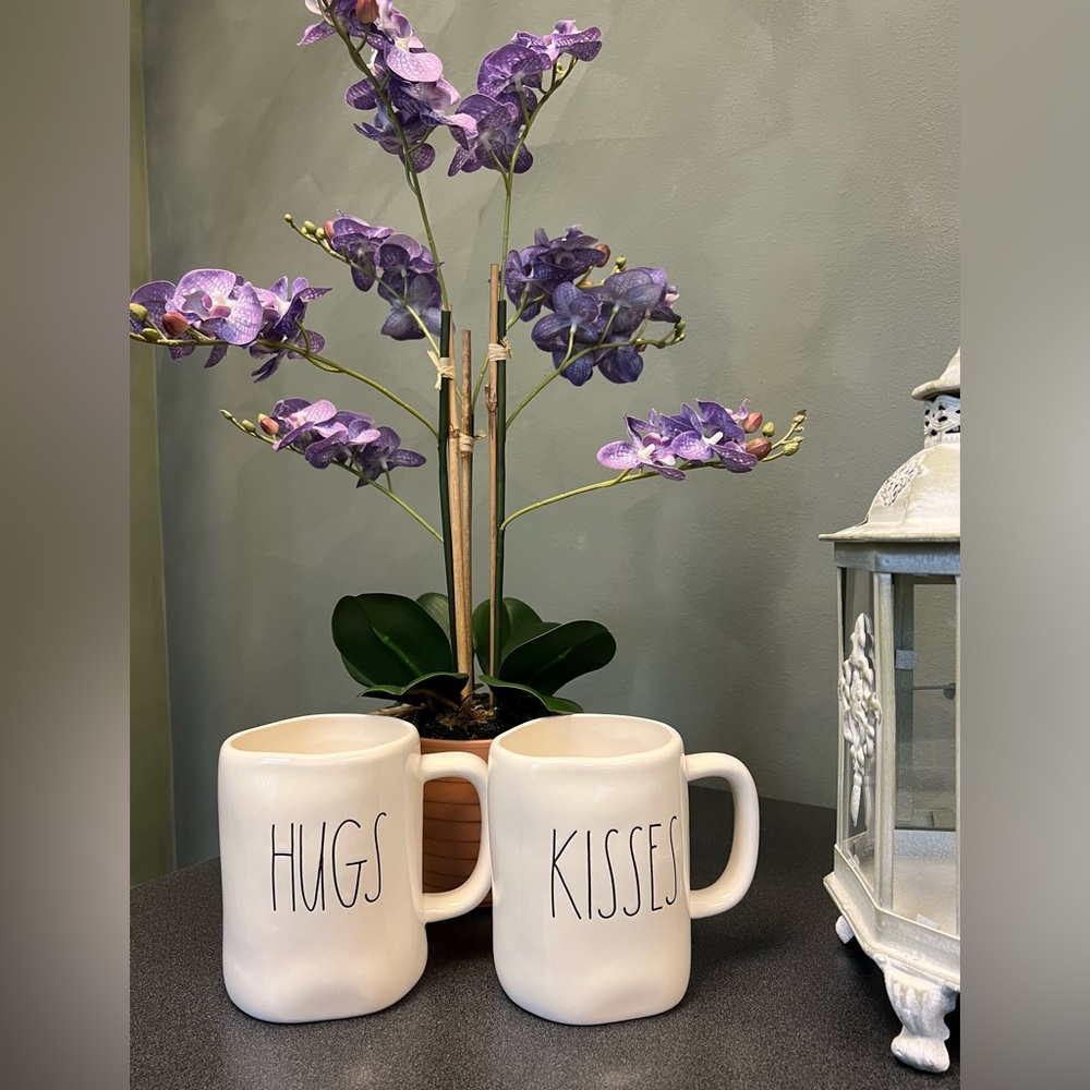Rae Dunn Hugs & Kisses Mugs Set - ♥️